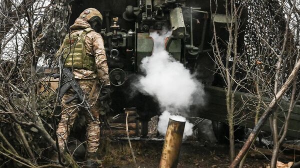 Стрельба снарядами Краснополь из гаубицы 2А65 Мста-Б ЦВО на Красноармейском направлении - Sputnik Абхазия