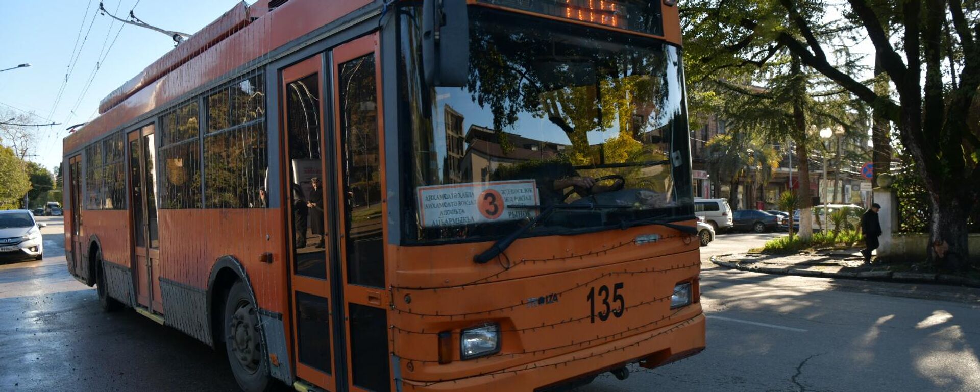 Общественный транспорт на улицах столицы  - Sputnik Аҧсны, 1920, 21.01.2026