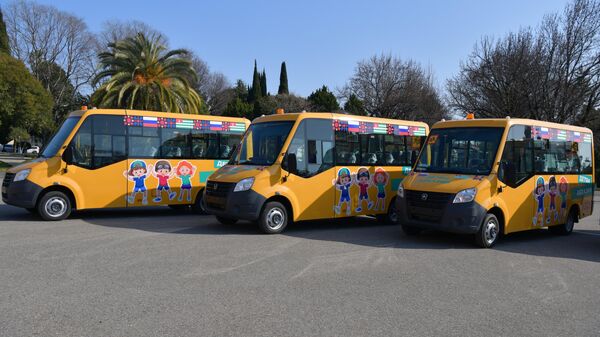 Новые автобусы передали детям Абхазии - Sputnik Аҧсны