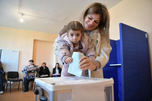 К участию в судьбе Родины приучают с детства, если сделать свой выбор по закону пока не удается, то можно помочь маме. - Sputnik Абхазия