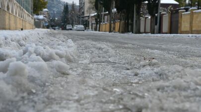 Обстановка на дорогах Абхазии в снег 