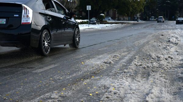 Обстановка на дорогах Абхазии в снег  - Sputnik Аҧсны