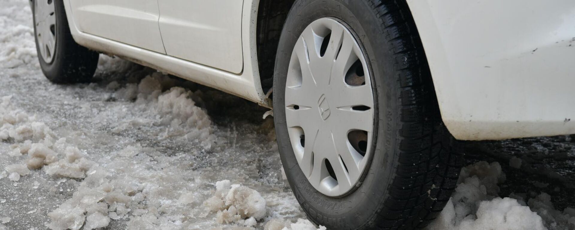 Обстановка на дорогах Абхазии в снег  - Sputnik Аҧсны, 1920, 29.12.2025