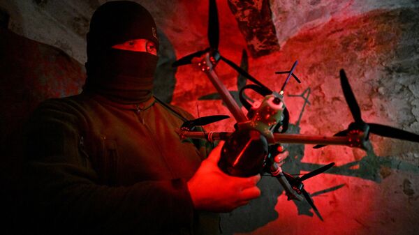 Работа расчета FPV-дронов группы Аида спецназа Ахмат в Курской области - Sputnik Абхазия