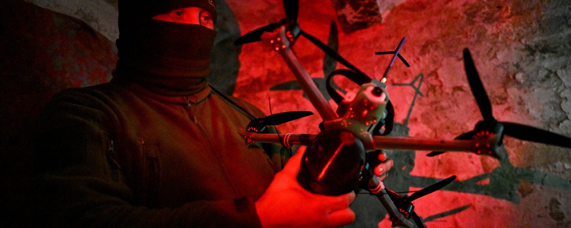 Работа расчета FPV-дронов группы Аида спецназа Ахмат в Курской области - Sputnik Абхазия, 1920, 06.07.2025