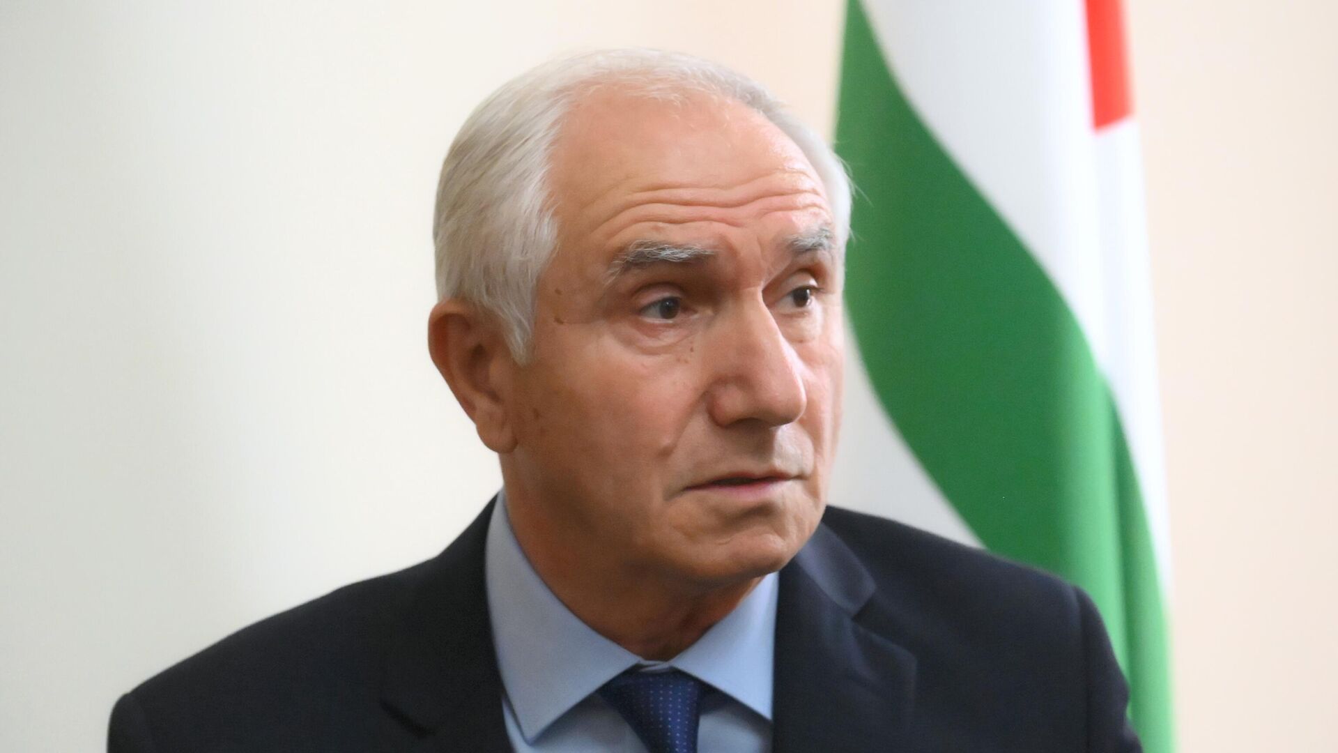 И.о. премьер-министра Абхазии В. Бганбу представили членам правительства - Sputnik Абхазия, 1920, 03.03.2025