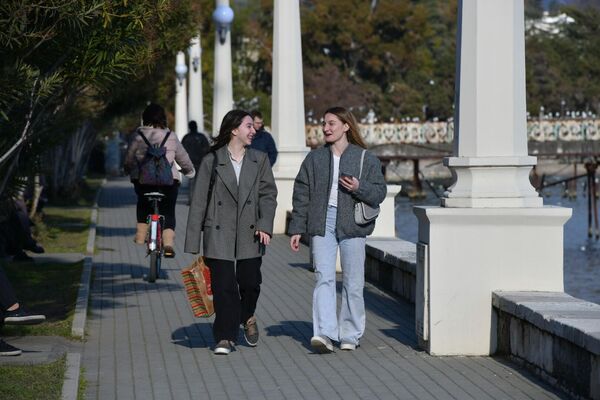 Но при этом они не готовы сменить теплую одежду на более легкую. Погода весной коварна, и лучше подстраховаться. - Sputnik Абхазия