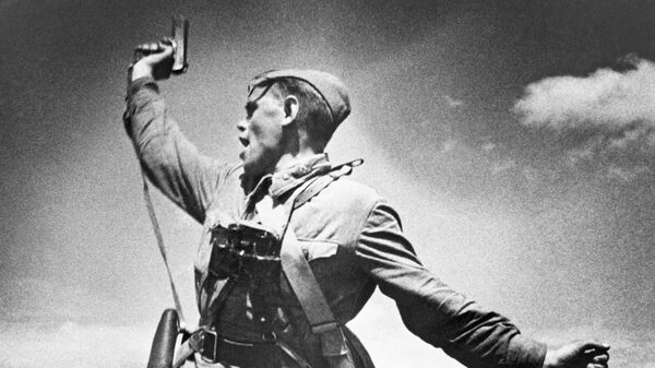 Великая Отечественная война 1941 - 1945 годов. Комбат. Младший политрук 220-го стрелкового полка 4-й стрелковой дивизии 18-й армии Алексей Еременко заменил раненого командира роты и погиб, поднимая бойцов в контратаку. 
 - Sputnik Абхазия