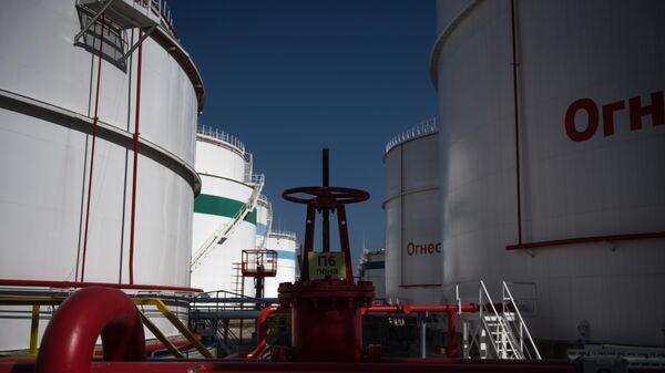 Нефтяные резервуары на территории Новороссийского морского торгового порта. - Sputnik Аҧсны