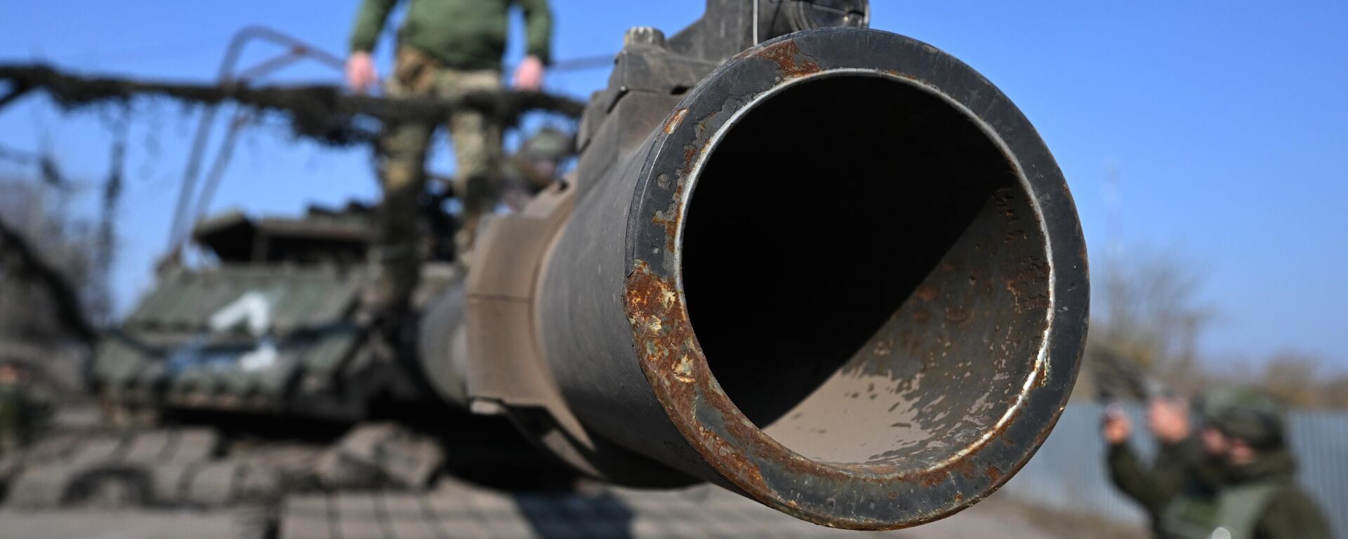 Подбитый танк Абрамс ВСУ, эвакуированный из-под Суджи - Sputnik Абхазия, 1920, 20.08.2025