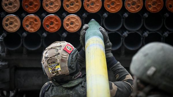 Боевая работа военнослужащих артиллерийского расчета РСЗО Град 40-й бригады морской пехоты группировки войск Север на Курском направлении СВО - Sputnik Аҧсны