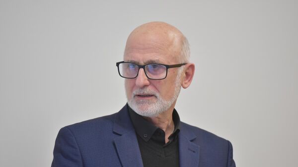 Логәуа Аиааира 80 шықәса ахыҵразы ауниверситет аҿы ацәыргақәҵазы: аплакат аус арухоит - Sputnik Аҧсны