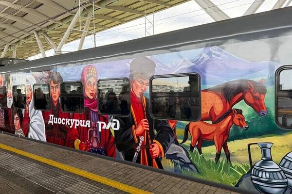 Новый международный электропоезд серии ЭП2ДМ Диоскурия, названный в честь античного названия Сухума, отправляется в первый рейс со станции Имеретинский курорт, расположенной на федеральной территории Сириус, в столицу Абхазии Сухум. Новый международный электропоезд серии ЭП2ДМ Диоскурия, названный в честь античного названия Сухума, отправляется в первый рейс со станции Имеретинский курорт, расположенной на федеральной территории Сириус, в столицу Абхазии Сухум. - Sputnik Абхазия