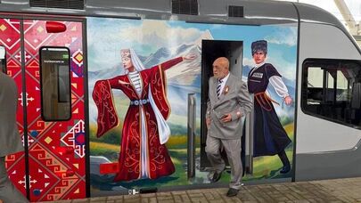 Новый международный электропоезд серии ЭП2ДМ "Диоскурия", названный в честь античного названия Сухума, отправляется в первый рейс со станции "Имеретинский курорт", расположенной на федеральной территории "Сириус", в столицу Абхазии Сухум.