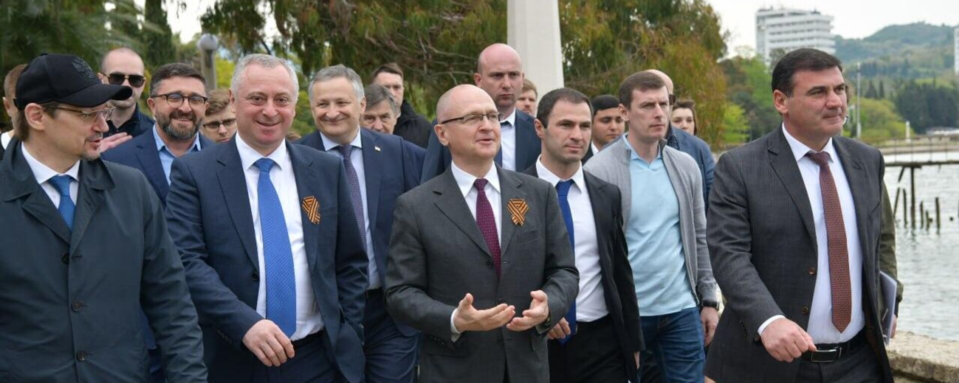 Сергей Кириенко на набережной в Сухуме - Sputnik Абхазия, 1920, 01.05.2025