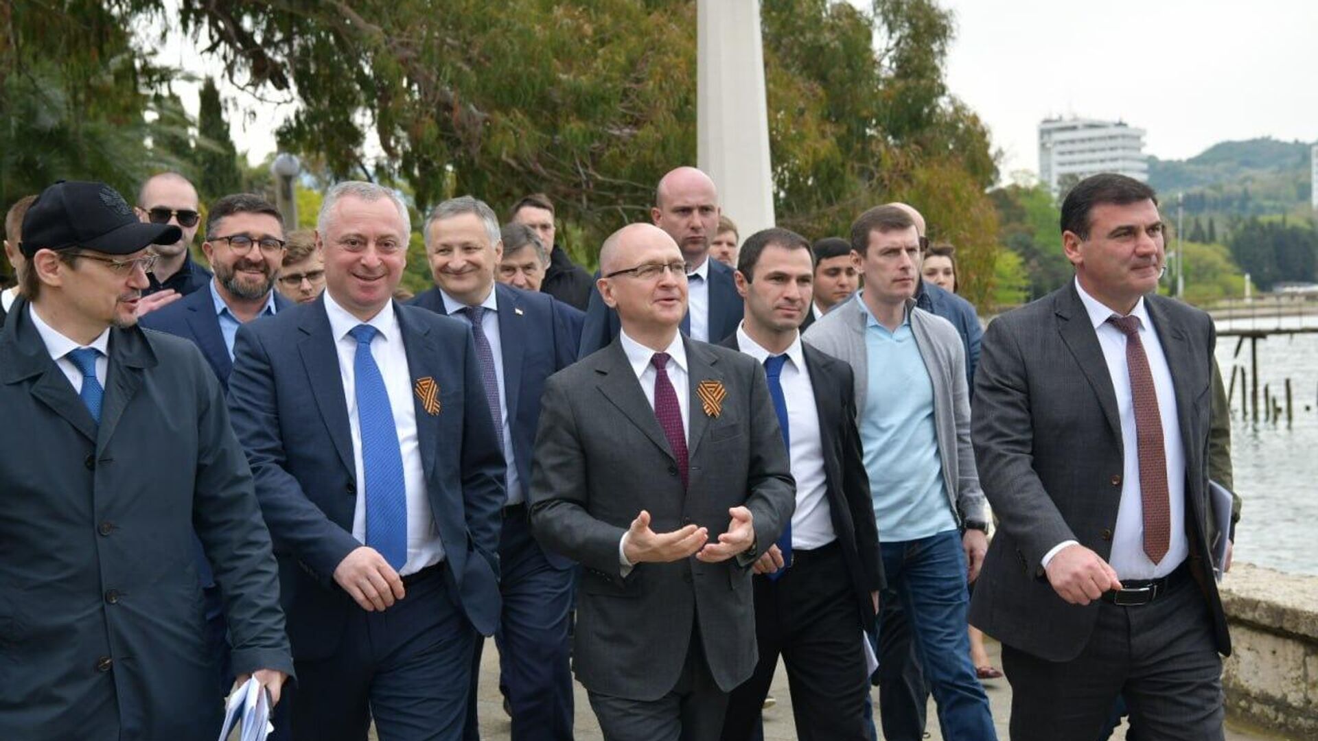Сергей Кириенко на набережной в Сухуме Сергей Кириенко на набережной в Сухуме - Sputnik Абхазия, 1920, 01.05.2025