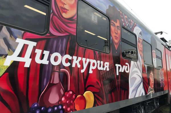 Жәларбжьаратәи афымцадәыӷба ҿыц "Диоскуриа" раԥхьаӡа акәны Аҟәатәи авокзал ахь иааит Жәларбжьаратәи афымцадәыӷба ҿыц "Диоскуриа" раԥхьаӡа акәны Аҟәатәи авокзал ахь иааит - Sputnik Аҧсны