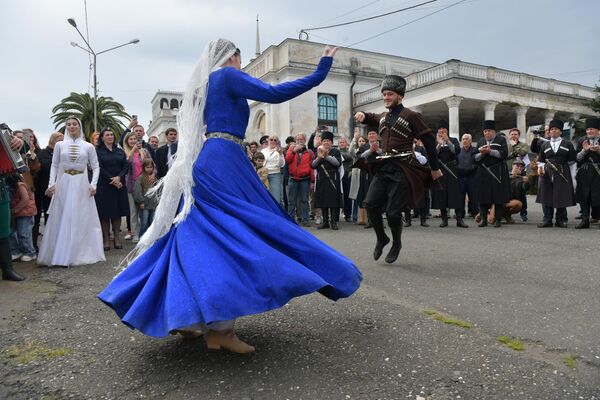 В Сухум прибыл первый электропоезд Диоскурия из Сочи В Сухум прибыл первый электропоезд Диоскурия из Сочи - Sputnik Абхазия