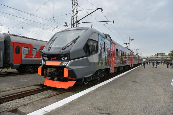 Электропоезд Диоскурия прибыл на Сухумский вокзал Электропоезд Диоскурия прибыл на Сухумский вокзал - Sputnik Абхазия