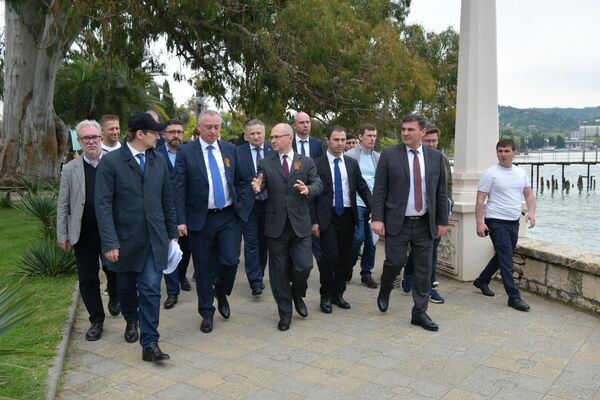 Сергей Кириенко и Бадра Гунба осматривают набережную Сергей Кириенко и Бадра Гунба осматривают набережную - Sputnik Абхазия