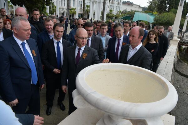Сергей Кириенко и Бадра Гунба осматривают набережную Сергей Кириенко и Бадра Гунба осматривают набережную - Sputnik Абхазия