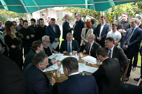 Сергей Кириенко и Бадра Гунба осматривают набережную Сергей Кириенко и Бадра Гунба осматривают набережную - Sputnik Абхазия
