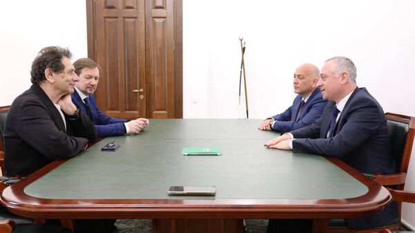 Президент Бадра Гунба встретился с Народным артистом Абхазии и России, ректором Щукинского института Евгением Князевым и замначальника Управления президента РФ по общественным проектам Александром Журавским - Sputnik Аҧсны