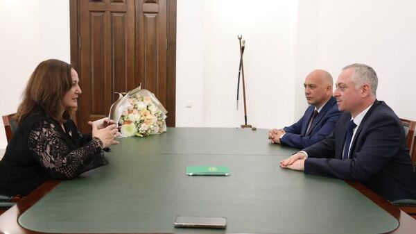 Президент Бадра Гунба встретился  с Народной артисткой Абхазии, Заслуженной артисткой России Алисой Гицба.  - Sputnik Аҧсны