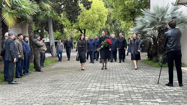 Президент Абхазии Бадра Гунба простился с добровольцем Геннадием Цибулько - Sputnik Абхазия