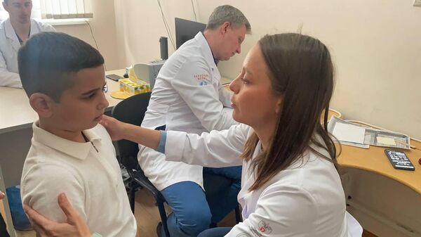 Российские врачи осматривают детей в реабилитационном центре  - Sputnik Аҧсны