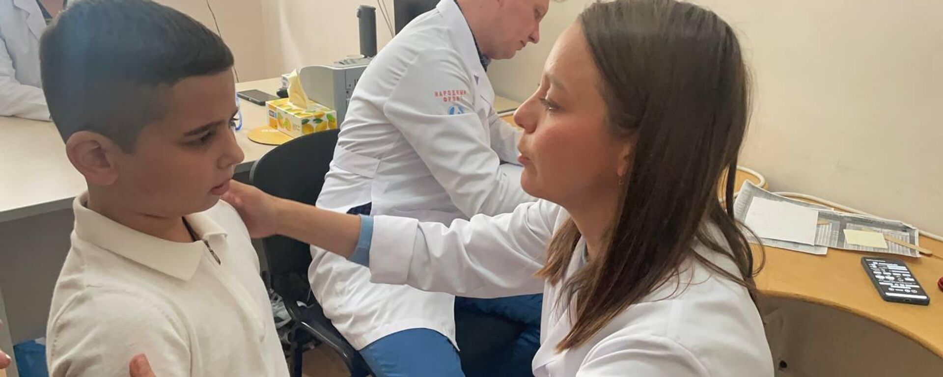 Российские врачи осматривают детей в реабилитационном центре  - Sputnik Аҧсны, 1920, 19.12.2025