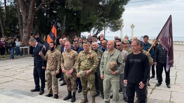 День добровольца Донбасса отметили у памятника Неизвестному солдату в Сухуме - Sputnik Абхазия
