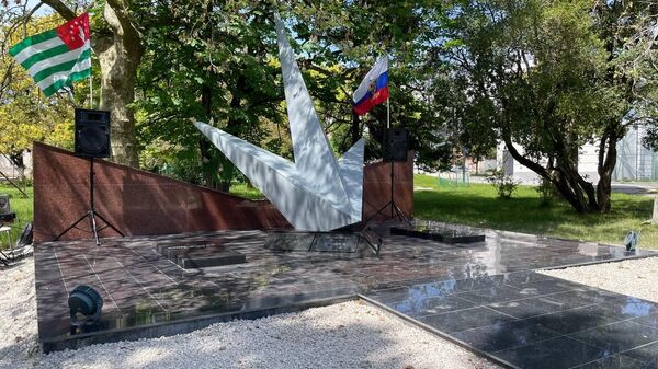 Церемония возложения цветов к памятнику, в которой приняли участие глава Гудаутского района Валерий Авидзба, руководитель администрации Ярославского района Николай Золотников - Sputnik Абхазия