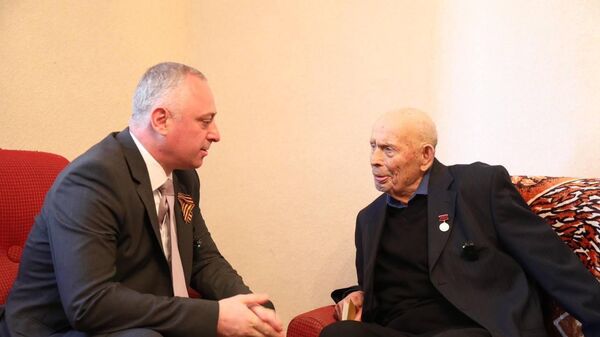 Бадра Гунба поздравил ветерана Алексея Ласурия с 80-летием Победы - Sputnik Абхазия