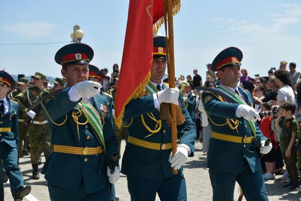 Одно из главных событий – военный парад на набережной Диоскуров. - Sputnik Абхазия