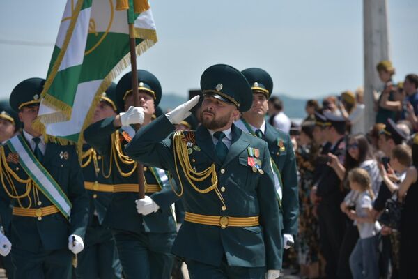 Командовал парадом полковник Беслан Мушба, принимал парад исполняющий обязанности министра обороны Беслан Цвижба. - Sputnik Абхазия