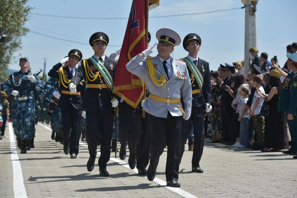 Пешим строем по набережной прошлись абхазские и российские военнослужащие, - Sputnik Абхазия