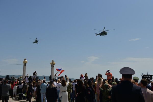 В море появились катера пограничного управления, а в небе – вертолеты ВВС Абхазии. - Sputnik Абхазия