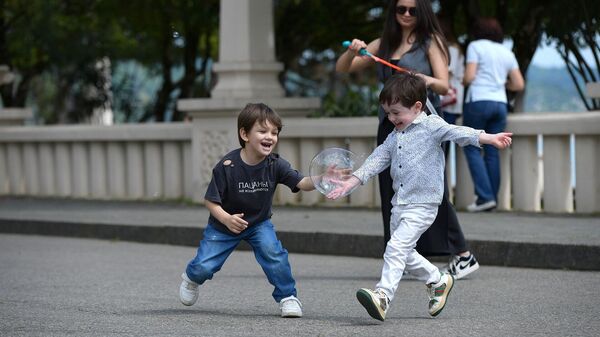 Дети ловят мыльные пузыри на сухумской набережной  - Sputnik Абхазия