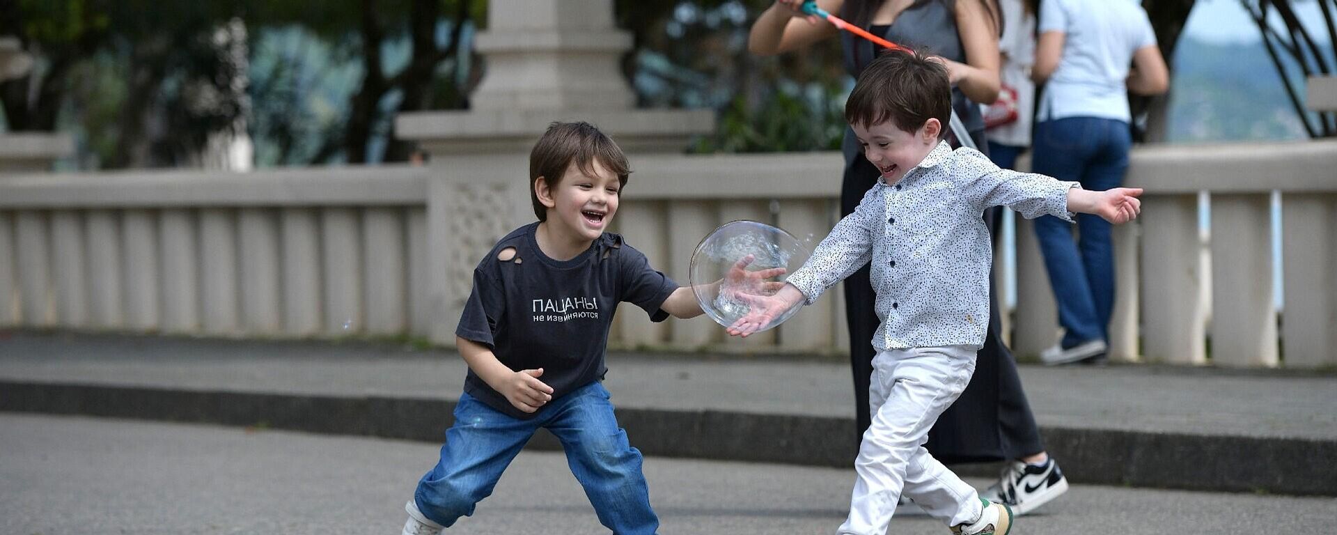 Дети ловят мыльные пузыри на сухумской набережной  - Sputnik Абхазия, 1920, 13.02.2026