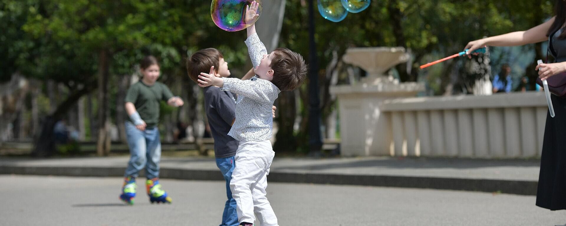 Дети ловят мыльные пузыри на сухумской набережной  - Sputnik Абхазия, 1920, 26.11.2025