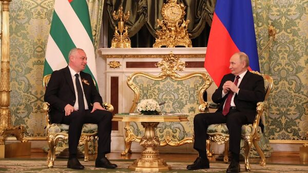 Бадра Гунба и Владимир Путин - Sputnik Абхазия