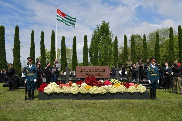 Возложение цветов у мемориала Владислава Ардзинба Возложение цветов у мемориала Владислава Ардзинба - Sputnik Абхазия