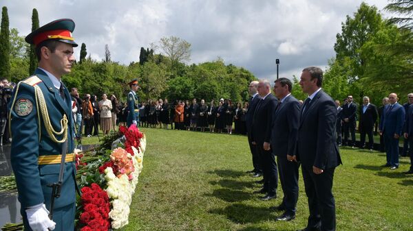 Возложение цветов у мемориала Владислава Ардзинба  - Sputnik Абхазия