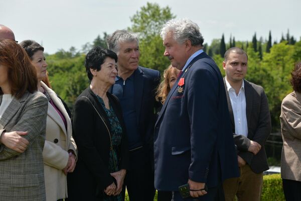 Возложение цветов у мемориала Владислава Ардзинба Возложение цветов у мемориала Владислава Ардзинба - Sputnik Абхазия