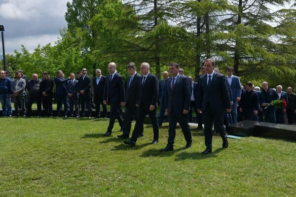 Возложение цветов у мемориала Владислава Ардзинба Возложение цветов у мемориала Владислава Ардзинба - Sputnik Абхазия