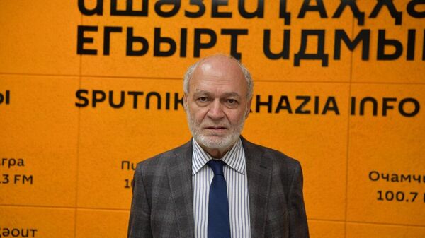 Личность Владислава Ардзинба. Воспоминания политолога Андраника Миграняна - Sputnik Абхазия