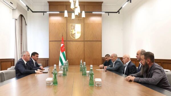 Президент Абхазии Бадра Гунба встретился с добровольцами, принимавшими участие в Отечественной войне народа Абхазии.   - Sputnik Аҧсны