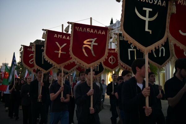 Сначала состоялось шествие - его участники прошли по набережной столицы. - Sputnik Абхазия