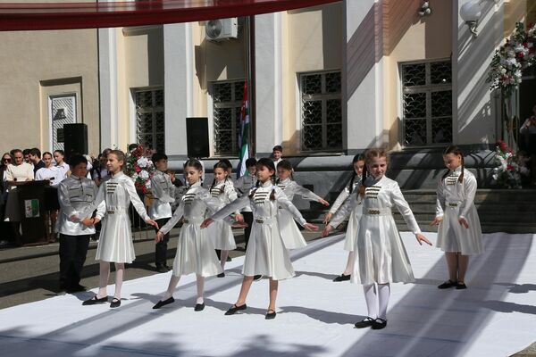 "Анхаҩцәа рыкәашара" - инарыгӡоит Б.У. Шьынқәба ихьӡ зху Аҟәатәи актәи абжьаратә школ 4-тәи "А" акласс аҵаҩцәа "Анхаҩцәа рыкәашара" - инарыгӡоит Б.У. Шьынқәба ихьӡ зху Аҟәатәи актәи абжьаратә школ 4-тәи "А" акласс аҵаҩцәа - Sputnik Аҧсны